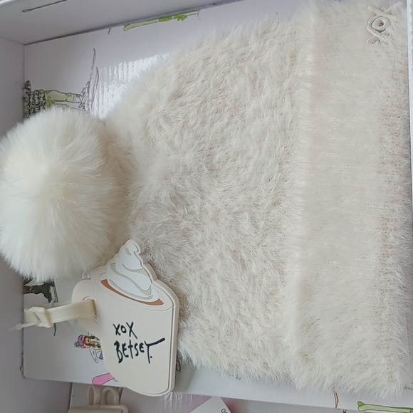 NIB Betsey Johnson White Crossbody Bag, Hat & Keychain in Super Cute Box main image 6
